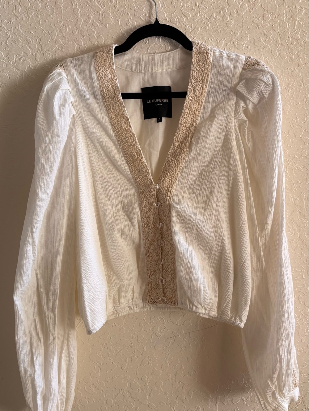 Le superbe white with Cream Lace-Trim V-Neck Blouse size 6 crystal buttons - Picture 6 of 11